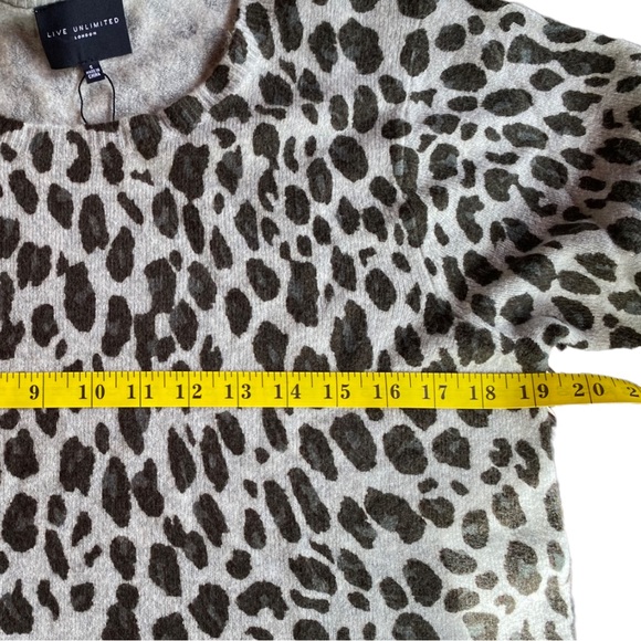 LIVE UNLIMITED Cheetah Zebra Animal Print Soft Sweater Gray Multi Small NWT - Picture 5 of 10